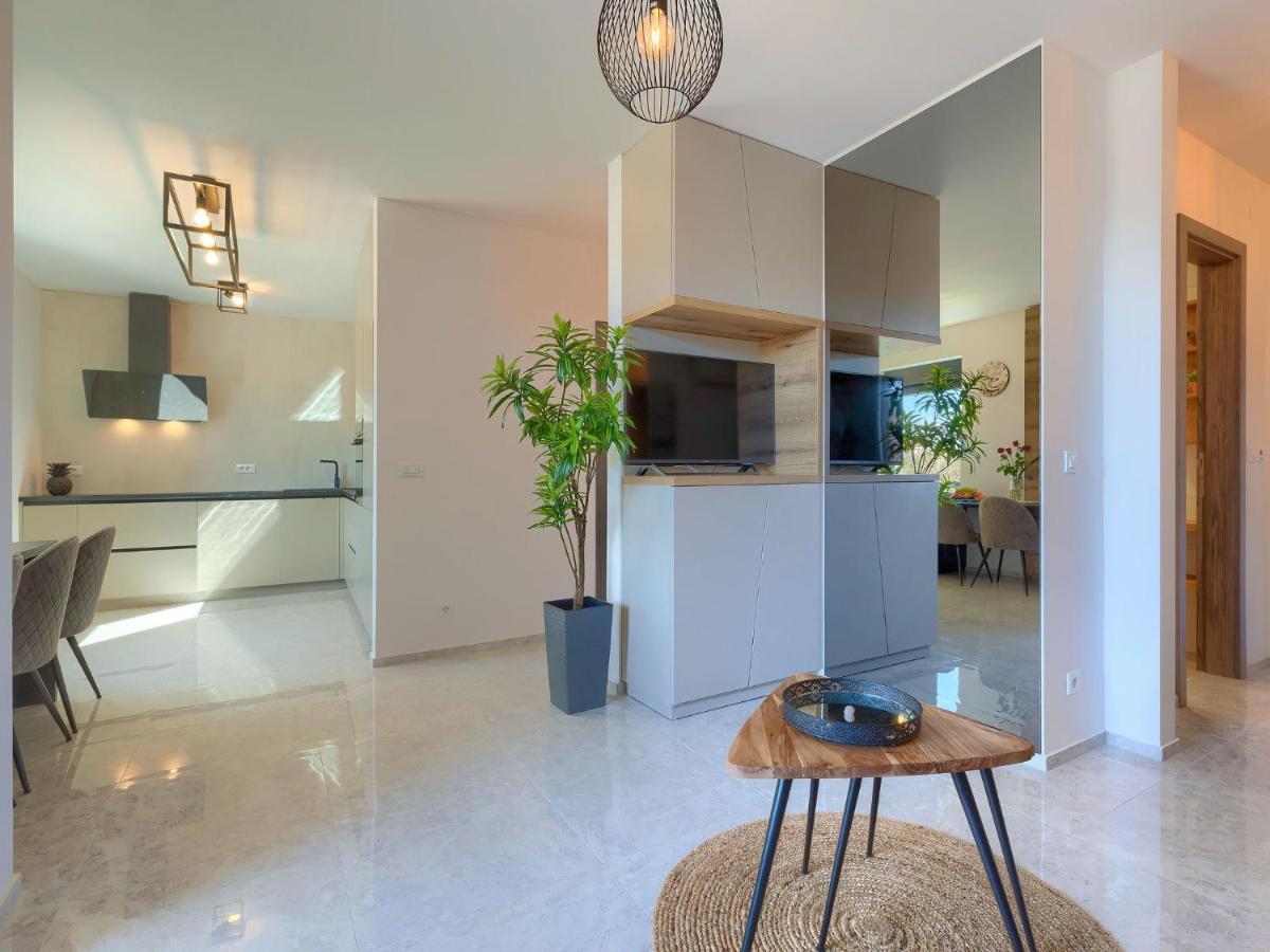 Wing 77 By Interhome *