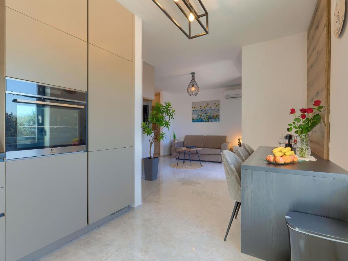 Wing 77 By Interhome