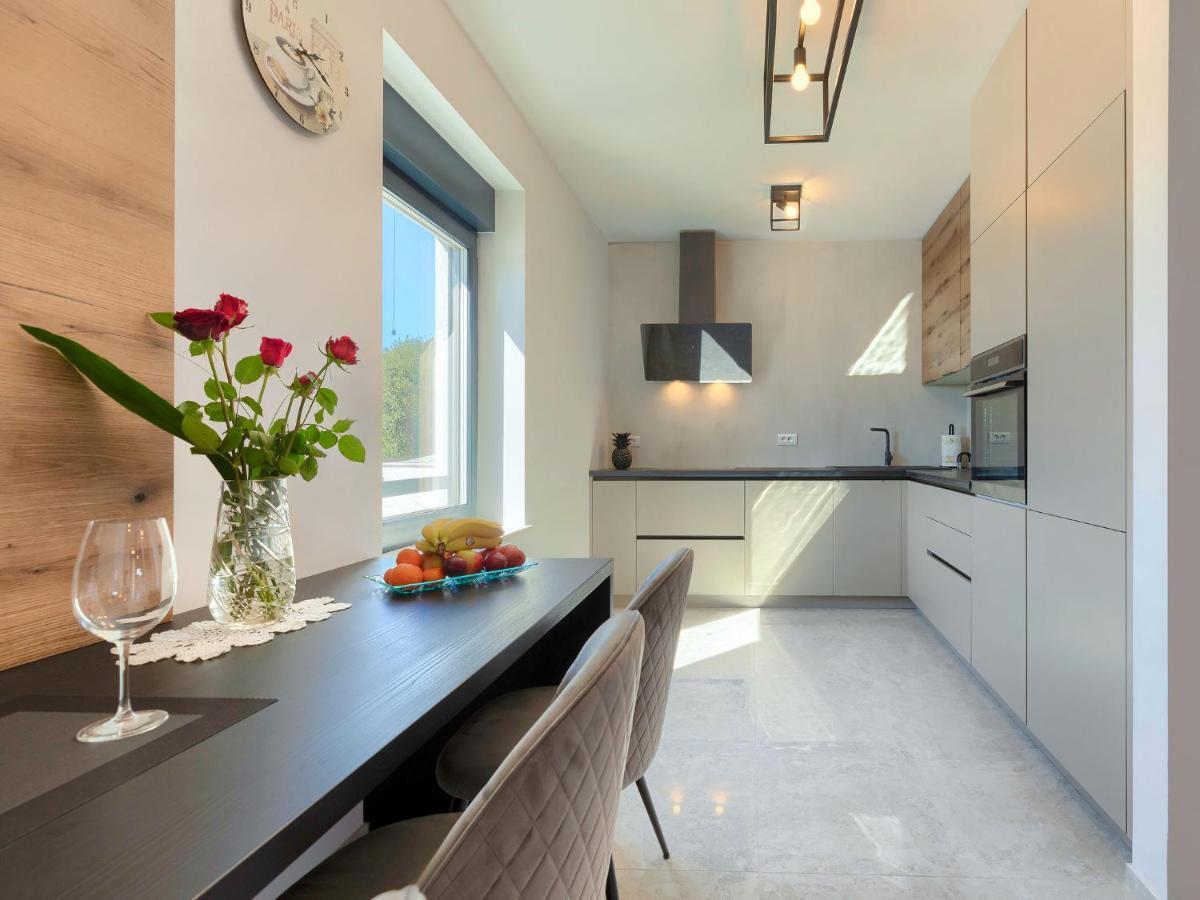 Wing 77 By Interhome